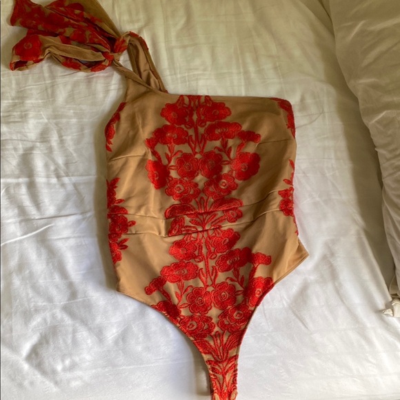 One-Shoulder Floral Bodysuit - Picture 2 of 3